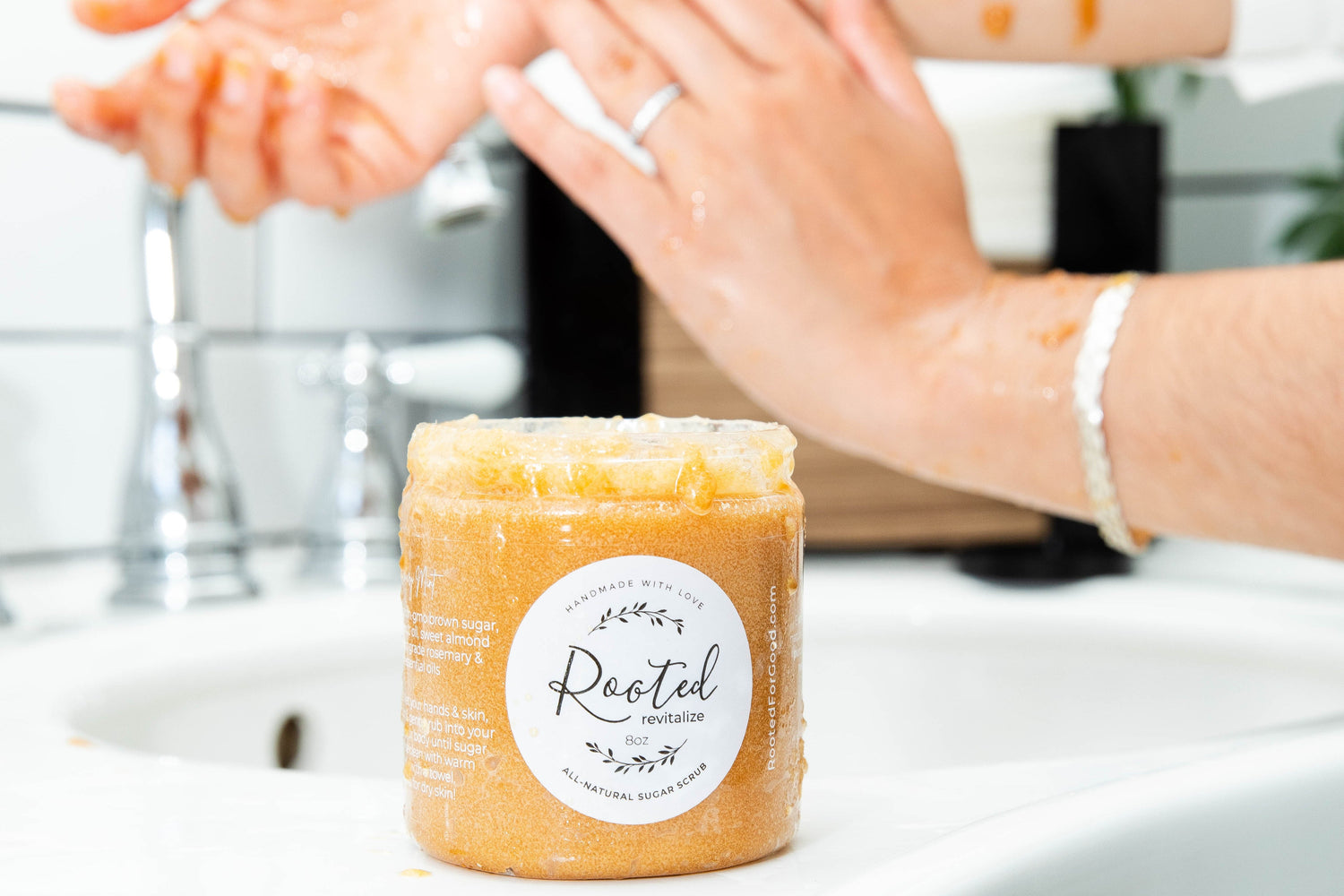simple natural skincare routine for fall travel, including how to cleanse, hydrate, moisturize, and protect your skin on the go