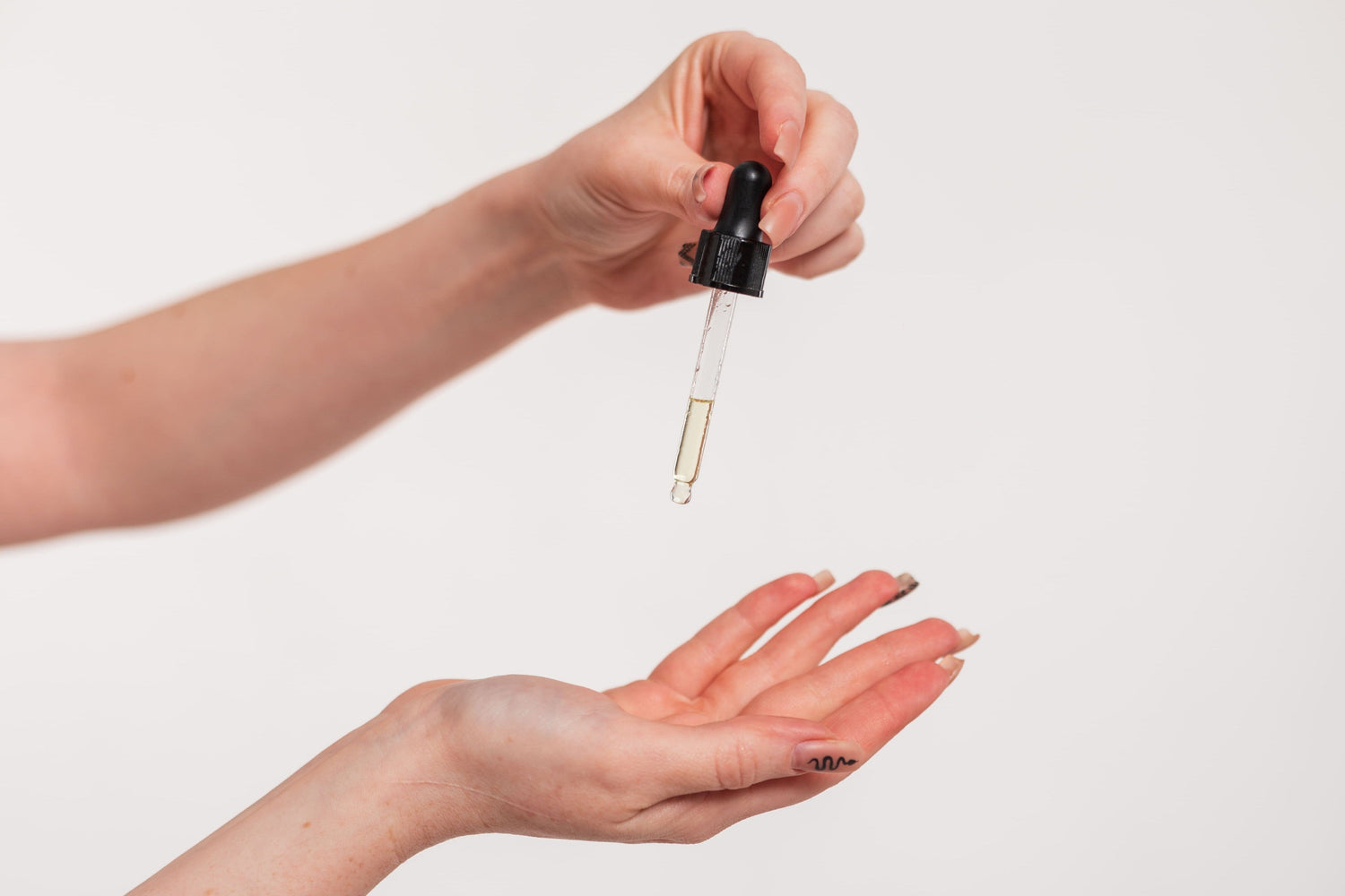 The Ultimate Guide to Natural Serums: Your Key to Weightless Summer Hydration